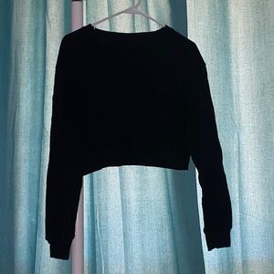 •black cropped sweatshirt•